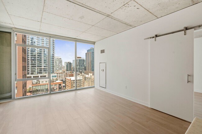 Building Photo - 323 W Illinois St