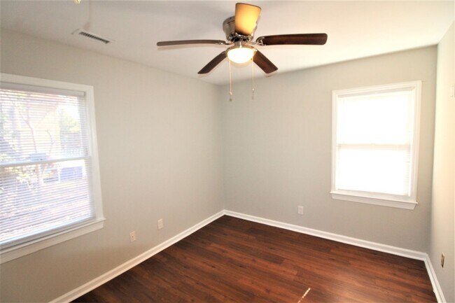 Building Photo - Move-In Ready Ranch Minutes from Plaza Midwood, NoDa & Uptown