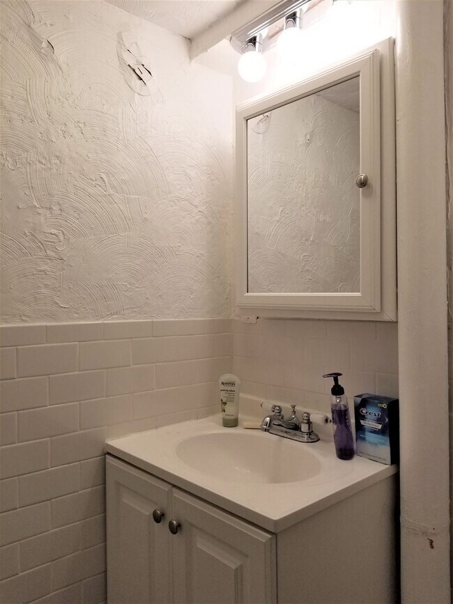 Building Photo - Packards Corner BU 4 bed 1.5 bath for 9.1 Heat Hw inc Students ok,