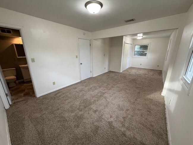Building Photo - Spacious 5-Bedroom Home for Rent in Sioux ...
