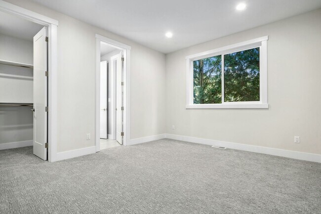 Building Photo - 5Bd/4.5Ba Bellevue House