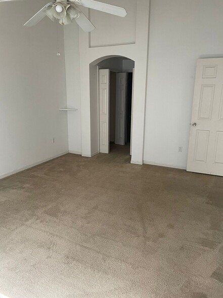 Master $915 - 3650 Oakdale Cir