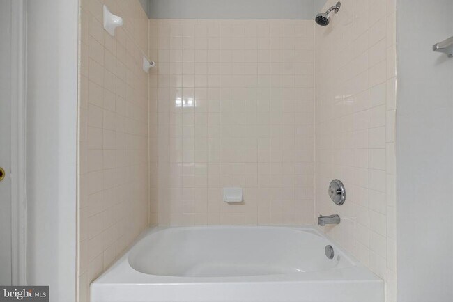 Building Photo - 13960 Greendale Dr