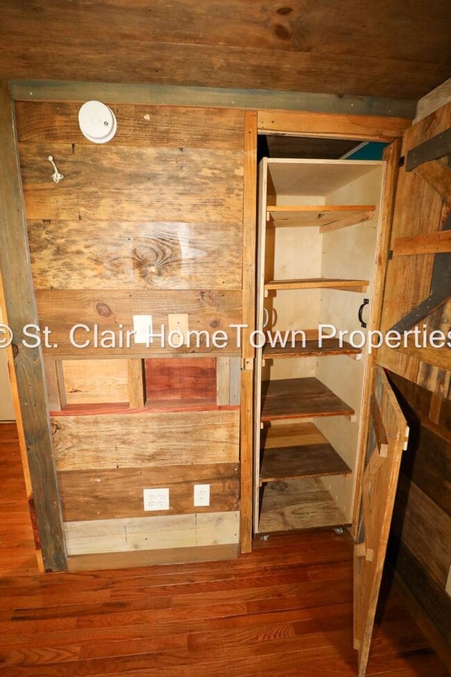 Building Photo - Beautiful Rustic Cabin