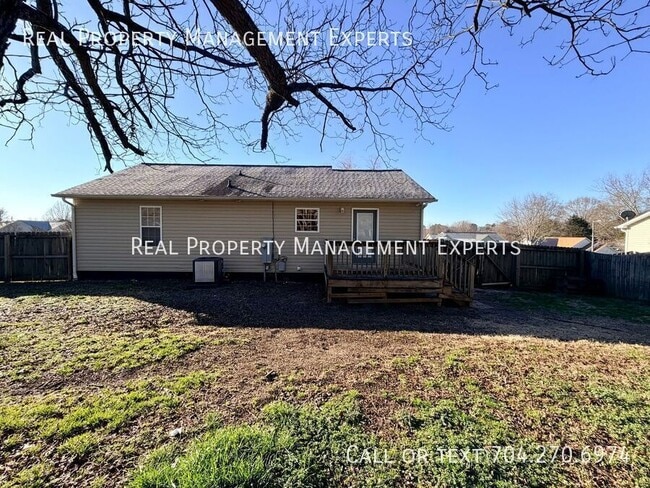 Building Photo - 123 Garden St