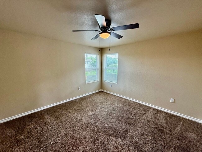 Building Photo - Beautiful 3 BR, 2.5 bath townhome located in the Judson School District