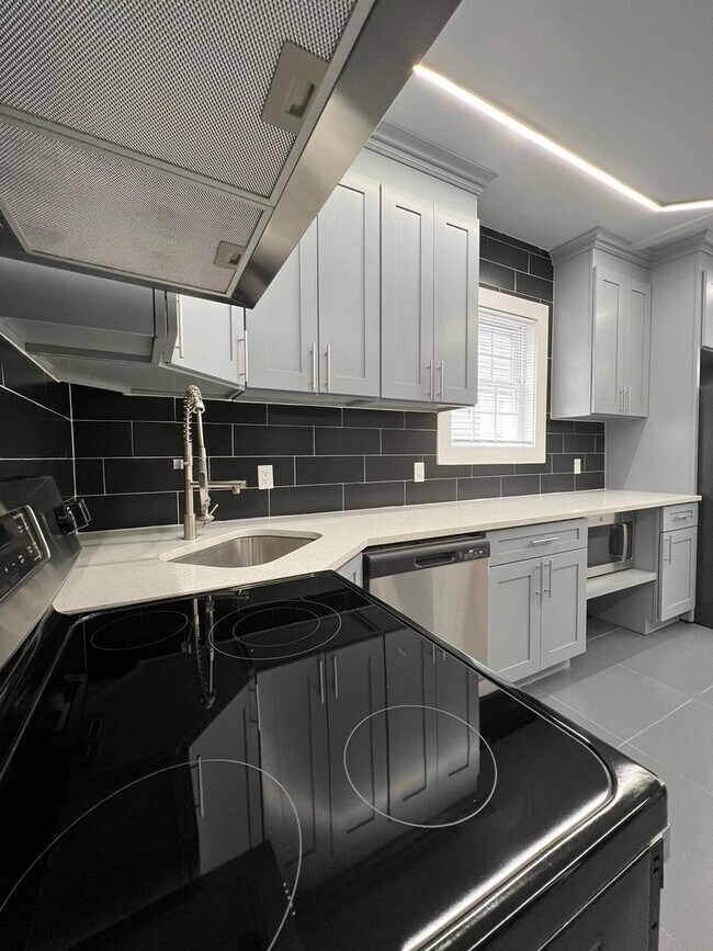 Building Photo - 423 Shelton Ave