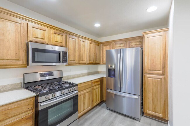 Building Photo - Beautiful 3 Bed Home With 3 Full Baths And...