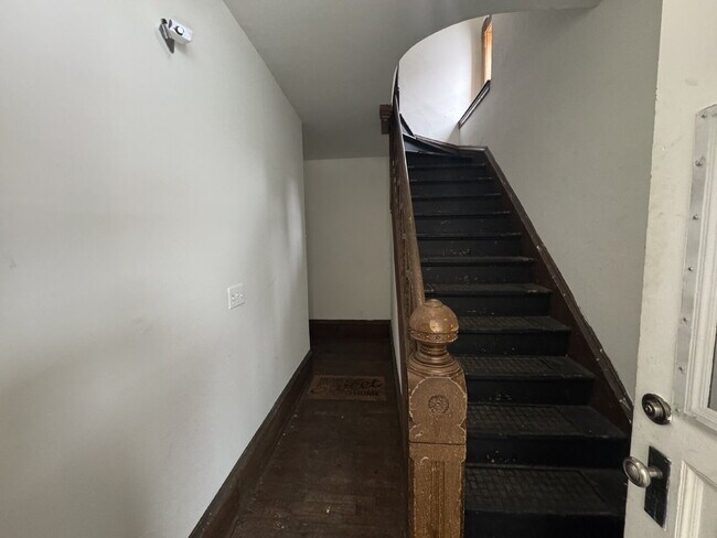 Building Photo - 405 N Queen Ave