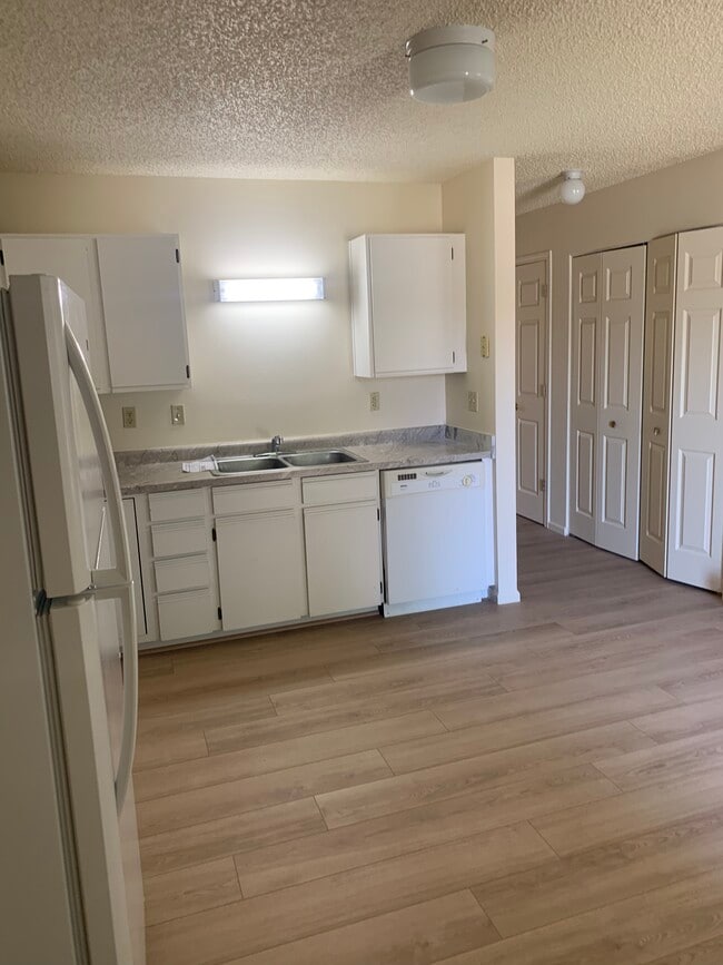 Building Photo - 631 Conifer St