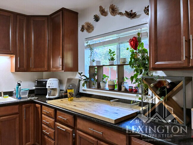 Building Photo - Lovely, 3BD/1BA Home, in Carmichael Neighb...