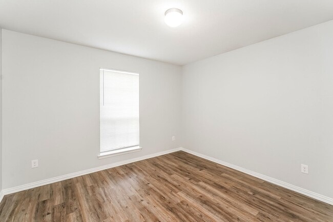 Building Photo - Newly Renovated Single Family Home | 4 BR/2BA | Oversized yard