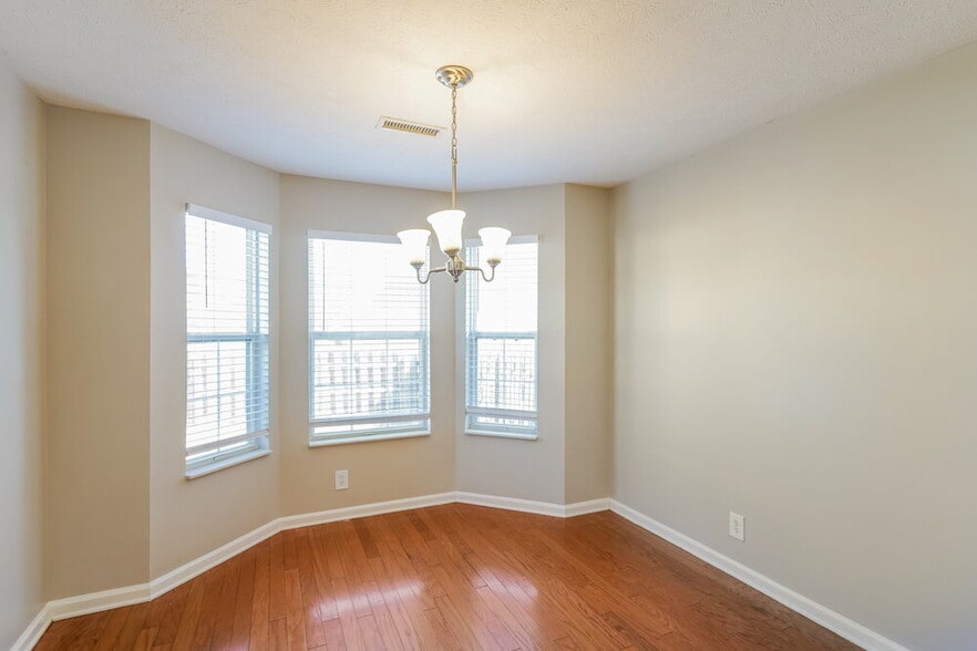 Building Photo - 901 Bexhill Ct S