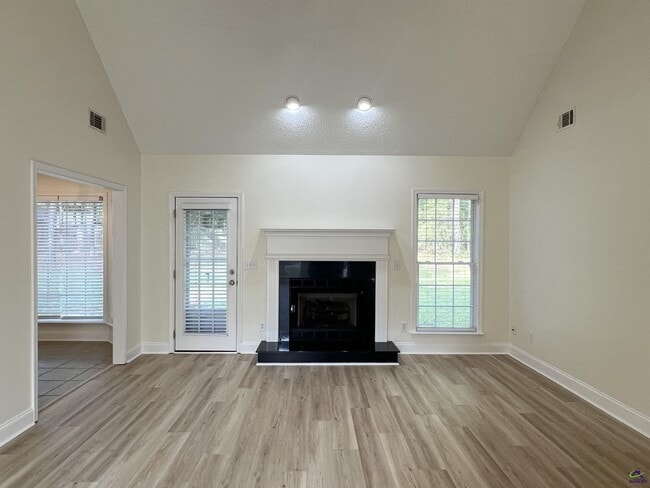 Building Photo - 134 Stone Brooke Dr