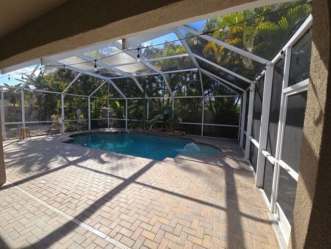 Building Photo - Newly Renovated 4/3 w/pool