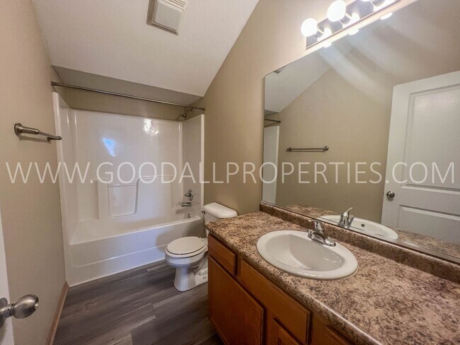 Building Photo - 3 Bedroom Townhome in Urbandale