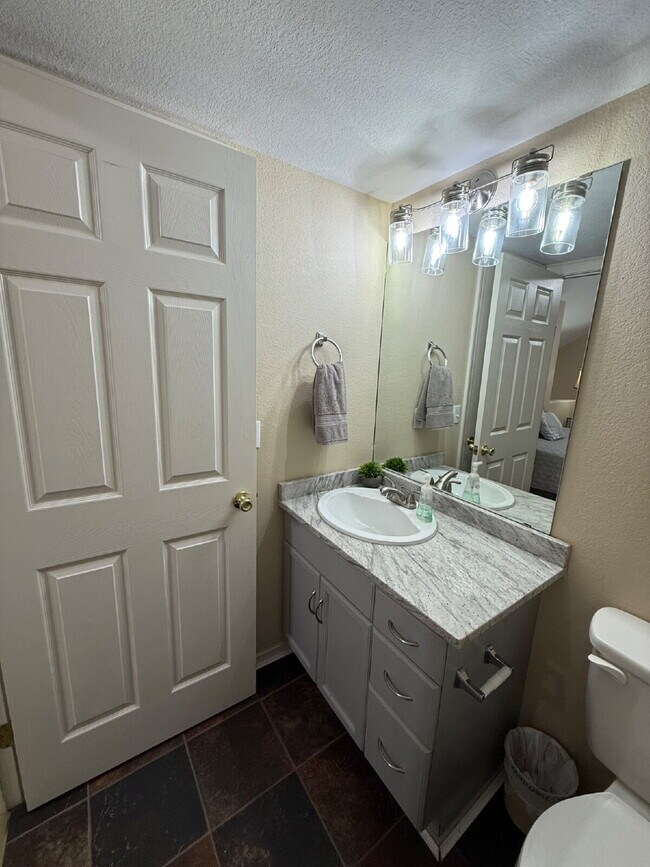 Building Photo - Penthouse Fully Furnished - Lakeview 2 Bed...