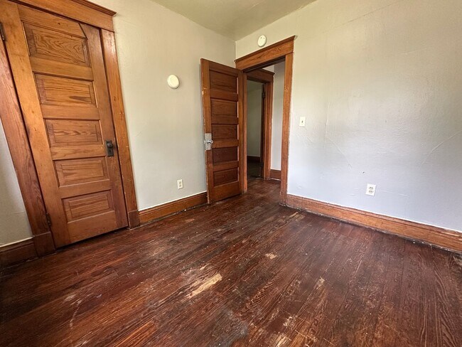 Building Photo - 3 bed, 1 bath home for rent in Waterloo