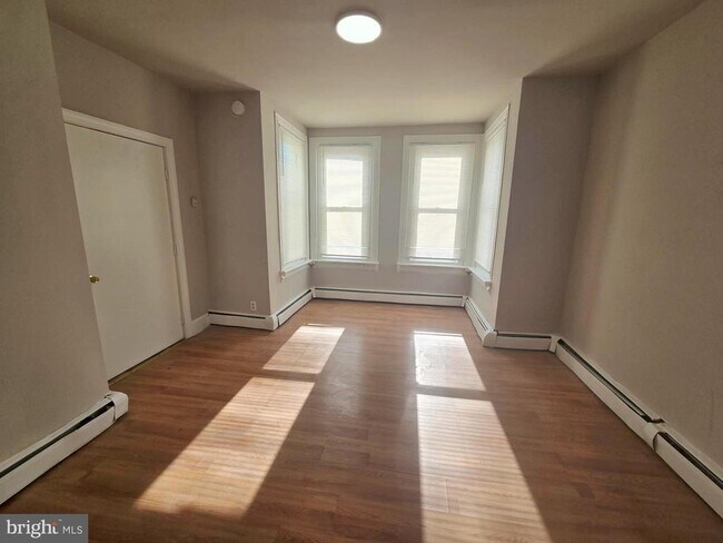 Building Photo - 5526 N Mascher St
