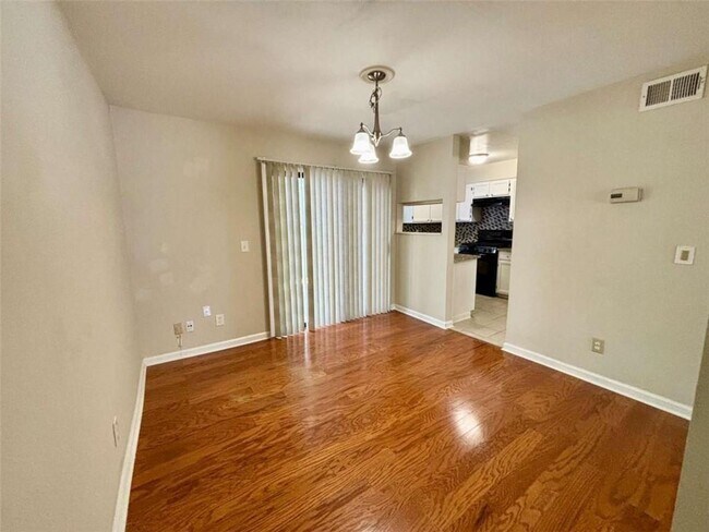 Building Photo - 666 Stratford Green