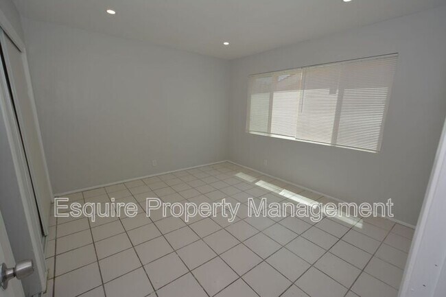 Building Photo - 951 W Cedar Ct