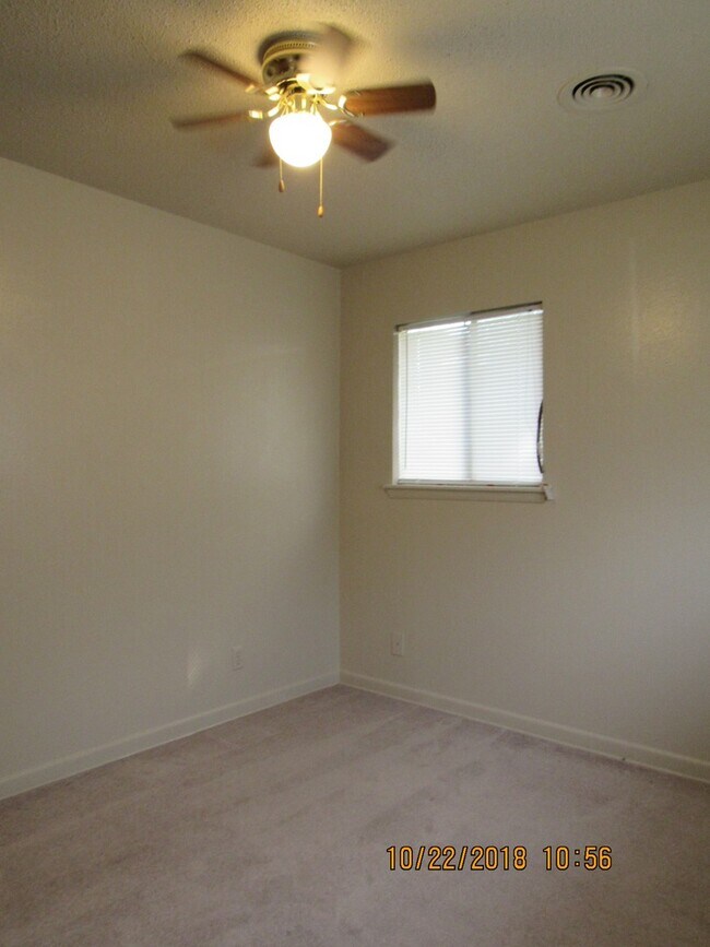 Building Photo - GREAT STARTER HOME!! PETS NEGOTIABLE WITH ...