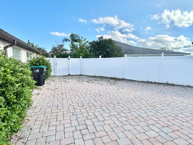 Building Photo - Waterfront Pool Home in Waterford Lakes