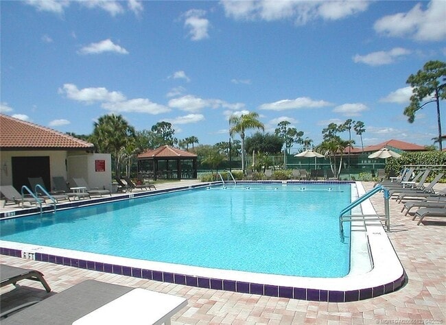 Building Photo - 300 SW South River Dr