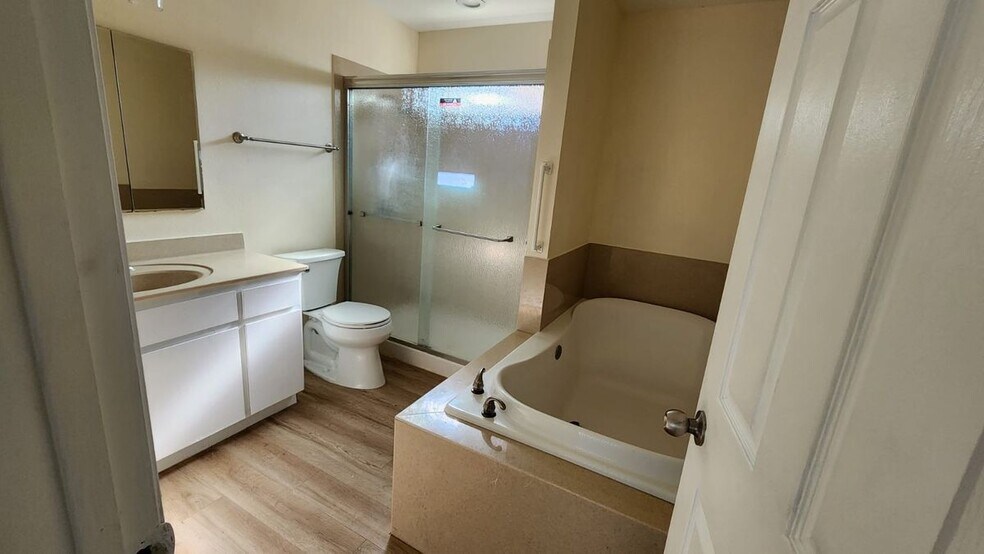 Building Photo - 1385 Wimbledon Ct