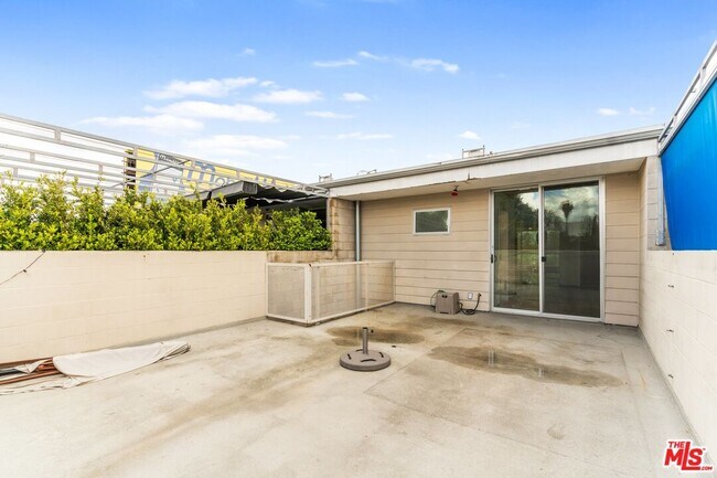 Building Photo - 6615 Melrose Ave