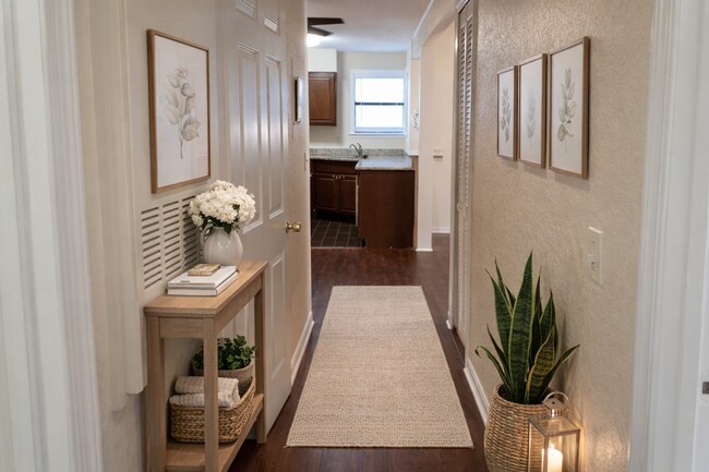 Building Photo - Beautiful Remodeled Winter Park 2/2 Condo for Rent in Front of Full Sail.