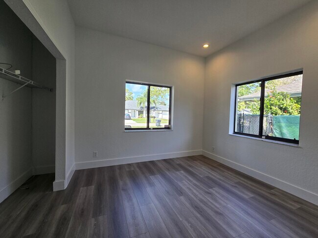 Building Photo - 1106 Staghorn St