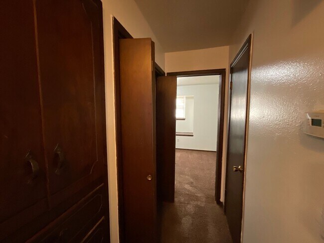 Building Photo - 3 Bed, 1 Bath, 2 Car Garage