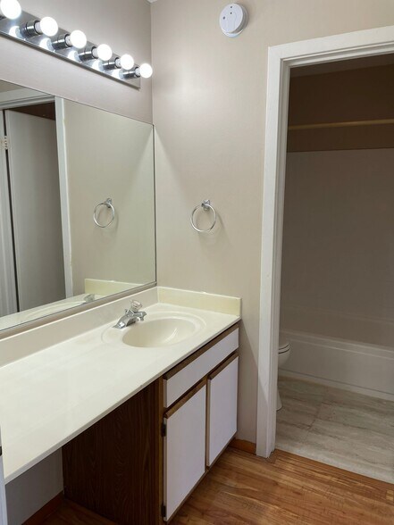 Building Photo - 1810 Hemlock Pl