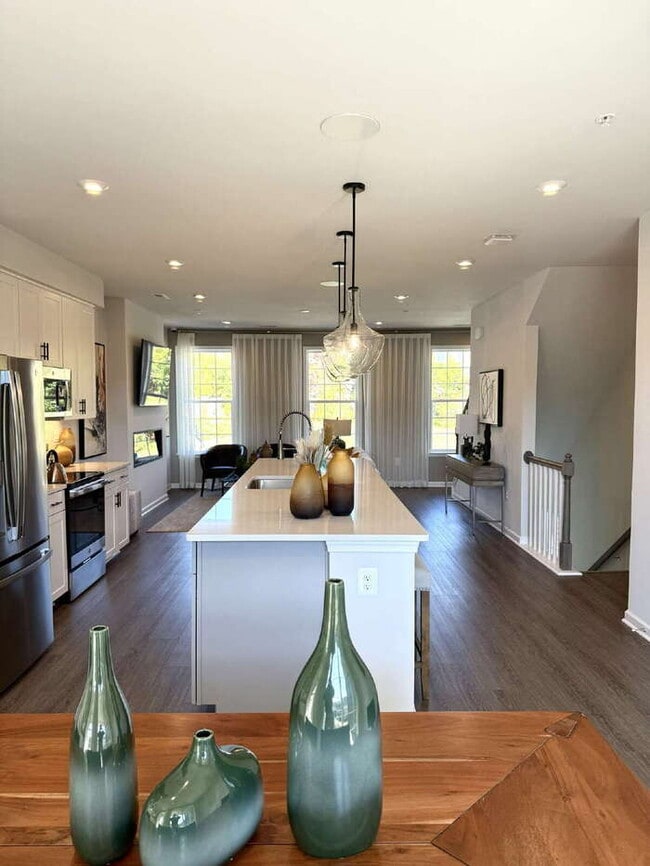 Building Photo - Modern 3-Bedroom Bethany Model Condo in Co...