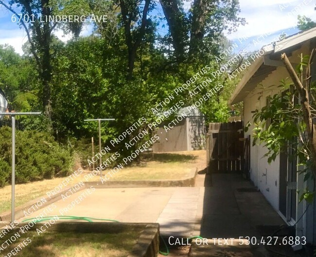 Building Photo - 3 Bedroom Home on Large Corner Lot in Plac...