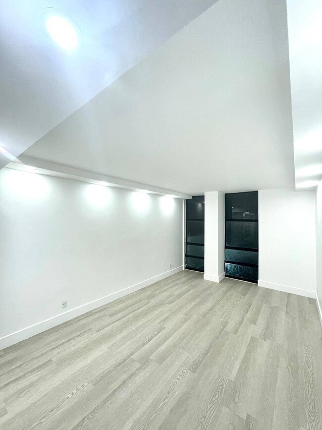 Building Photo - 1825 W 44th Pl