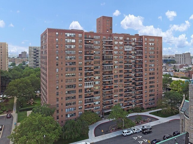 Building Photo - 225 St Pauls Ave