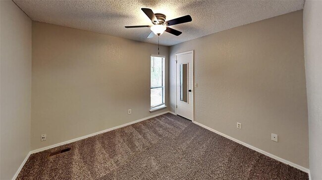Building Photo - 10020 S Ross Ave