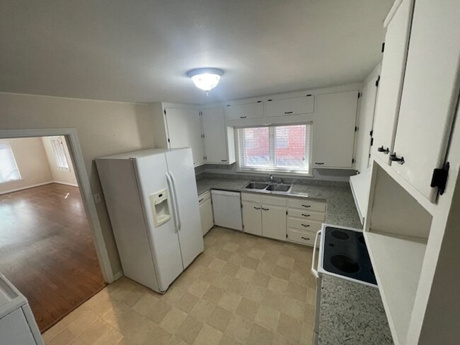 Building Photo - 3 Bed | 1 Bath | 1 Car Garage - Minutes fr...