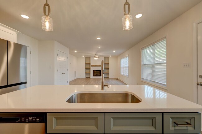 Building Photo - 1385 Harmon Ln