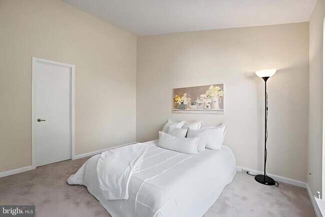 Building Photo - 107 St Charles Square