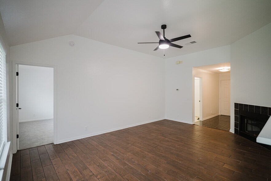 Building Photo - 810 Faircrest Dr