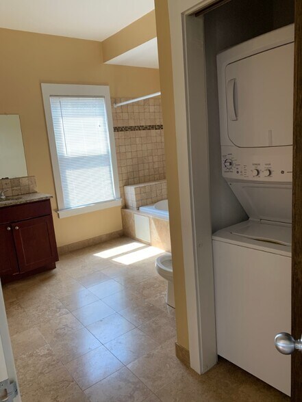 Building Photo - 222 Gano St