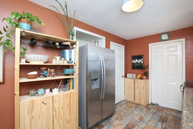 Building Photo - Adorable 3 bedroom ranch with fenced yard!