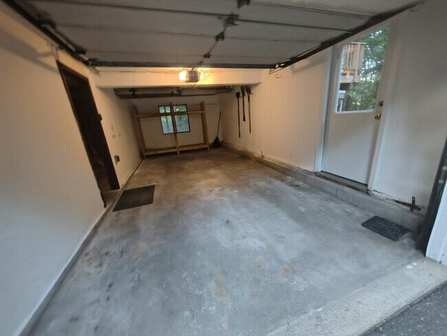 Building Photo - 16 Hundred Oaks Ln