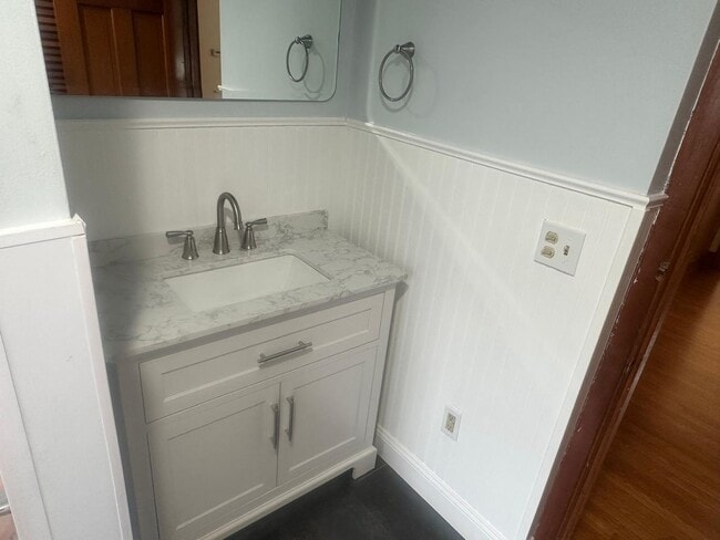 Building Photo - Updated Norwood 1st Floor Unit | Bright, S...