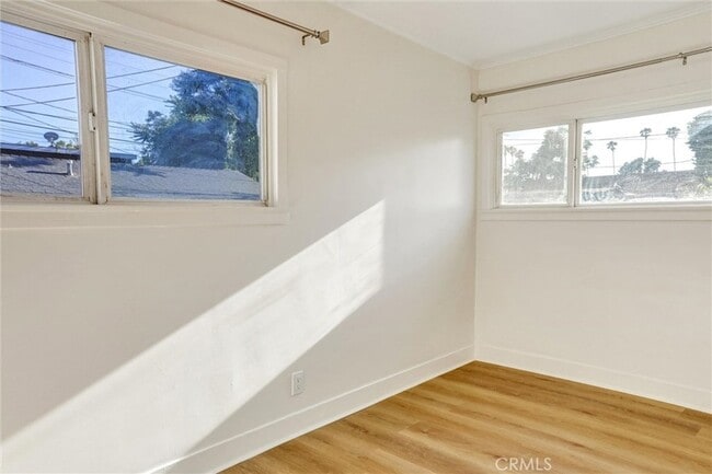 Building Photo - 950 E 48th St