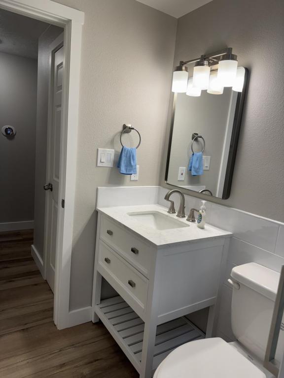 Building Photo - 1154 E 5th St