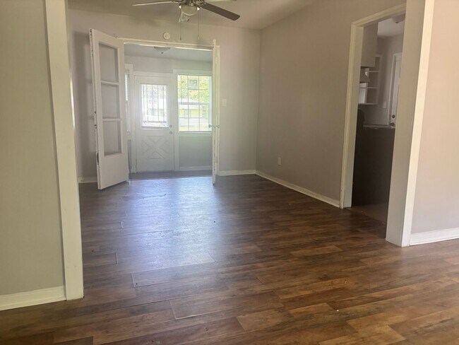 Building Photo - 235 Broadmoor Dr